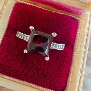See Video! New Garnet Princess Cut Solitaire Ring with Diamond sides size 7.75